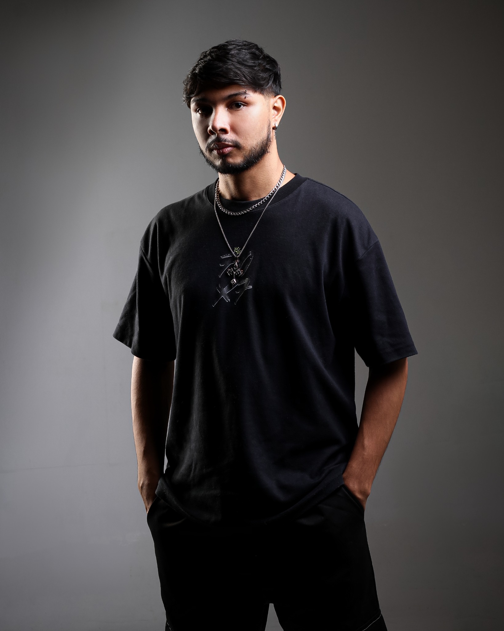 MARKZ em estúdio, usando camiseta preta